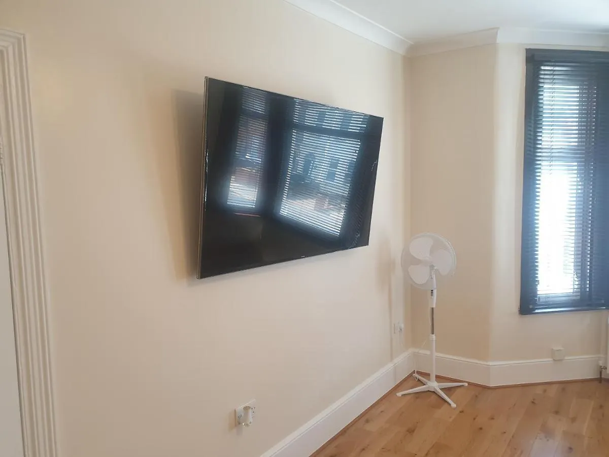 Wanstead London Luxury 2 Bedroom Apartment 5 Min From Tube Station With Free Parking