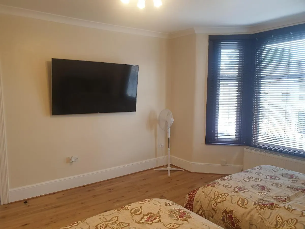 Wanstead London Luxury 2 Bedroom Apartment 5 Min From Tube Station With Free Parking