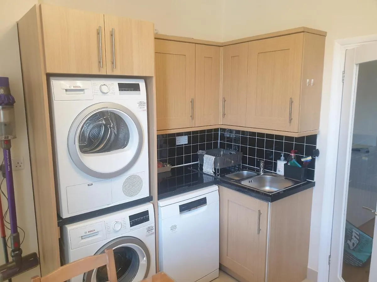 Wanstead London Luxury 2 Bedroom Apartment 5 Min From Tube Station With Free Parking