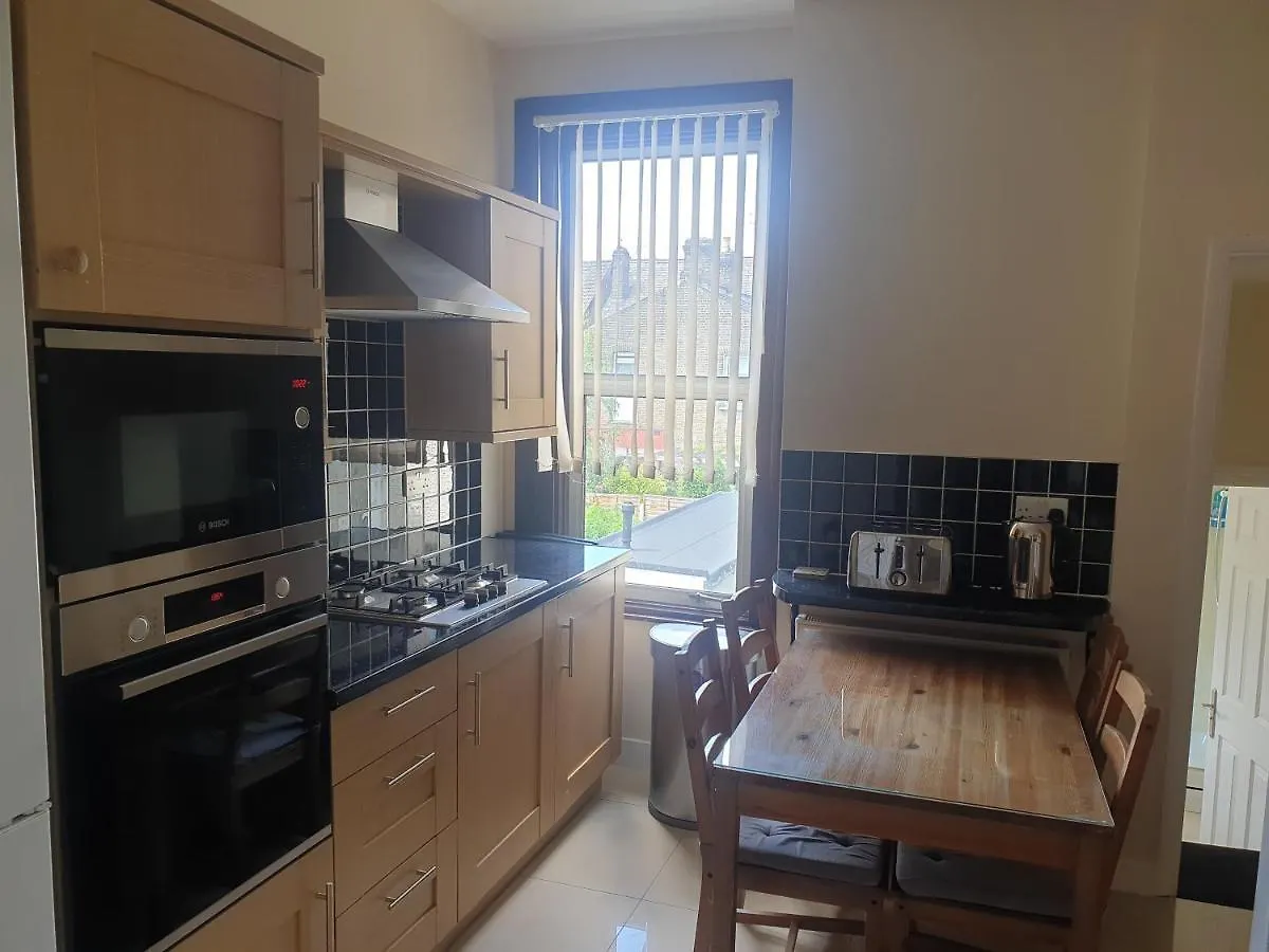 Wanstead London Luxury 2 Bedroom Apartment 5 Min From Tube Station With Free Parking